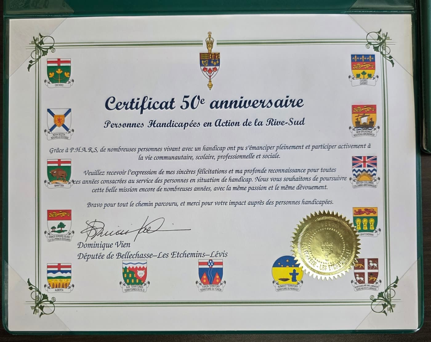 Certificat du 50e anniversaire: grâce à PHARS, de nombreuses personnes vivant avec un handicap ont pu participer à la vie de leur communauté.
