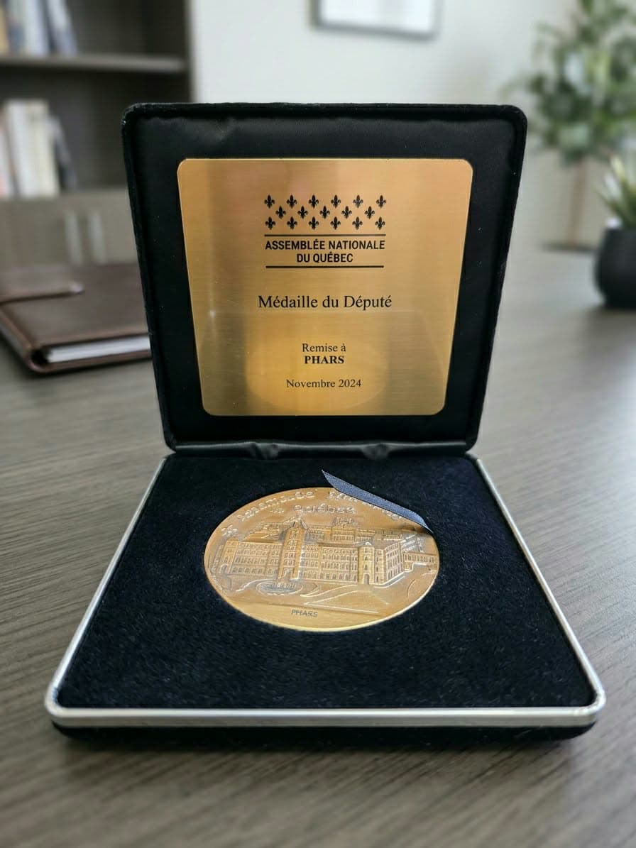 La Médaille du Député dans son écrin, remise à PHARS en novembre 2024.