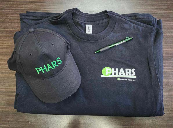 Un t-shirt et une casquette noirs au logo de PHARS